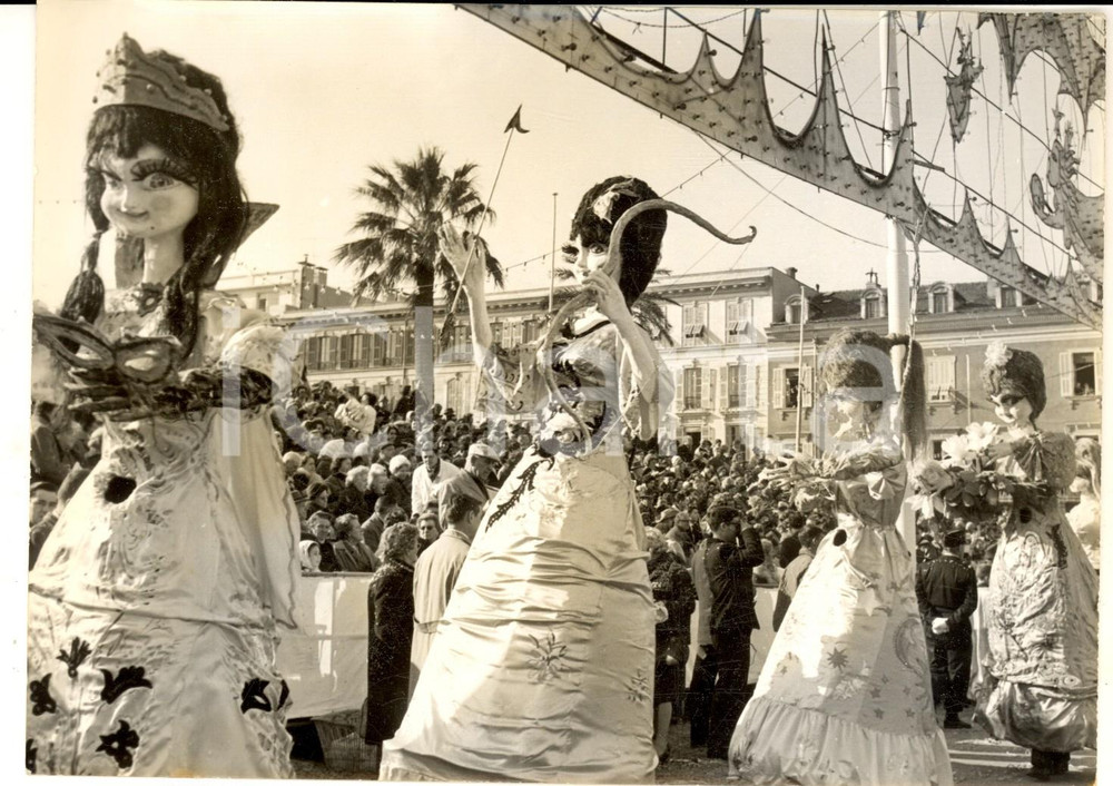1963 NICE CARNAVAL - Le passage de "Grosses TÃªtes"  - Photo 18x13 cm Fotografia d'epoca, con didascalia coeva al verso. CONDIZIONI: G     originale e autentica 1