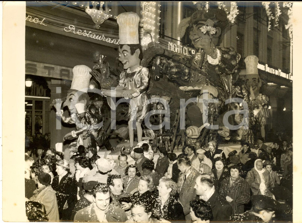 1957 NICE CARNAVAL - Place MASSENA - Carro all'apertura della sfilata *Foto  Fotografia d'epoca, con didascalia coeva. CONDIZIONI: GFORMATO: 20x15 cm     originale e autentica 1