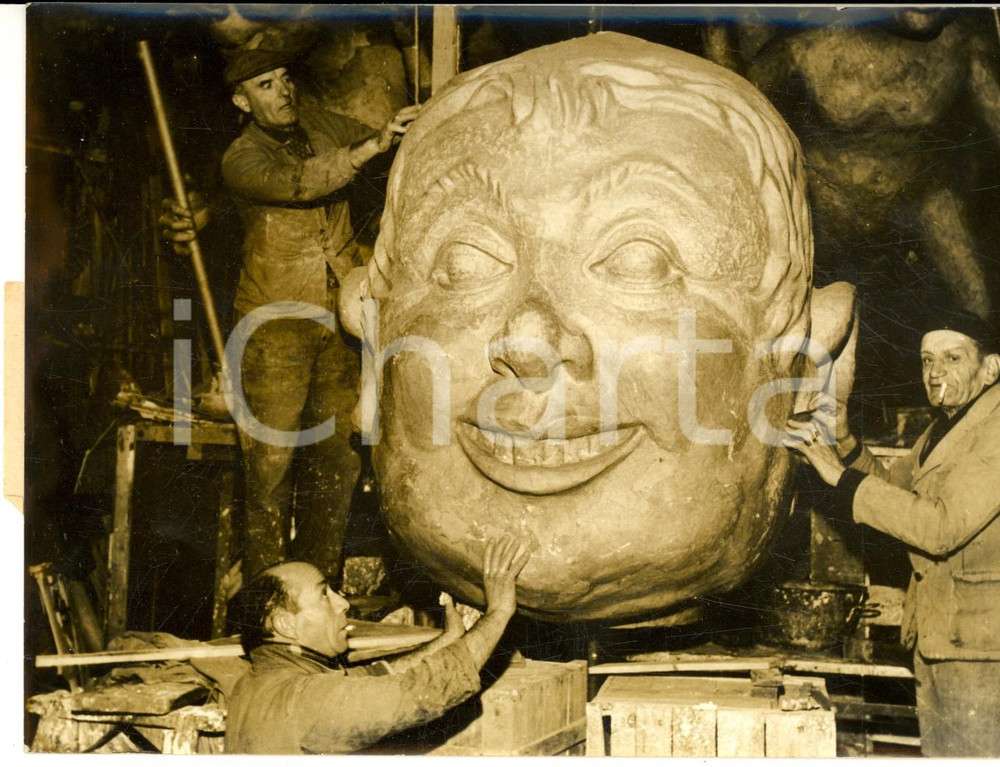 1962 NICE Sa MajestÃ© Carnaval dans les hangars en prÃ©paration - Photo 18x13 cm Fotografia d'epoca, con didascalia coeva al verso. CONDIZIONI: G      originale e autentica 1