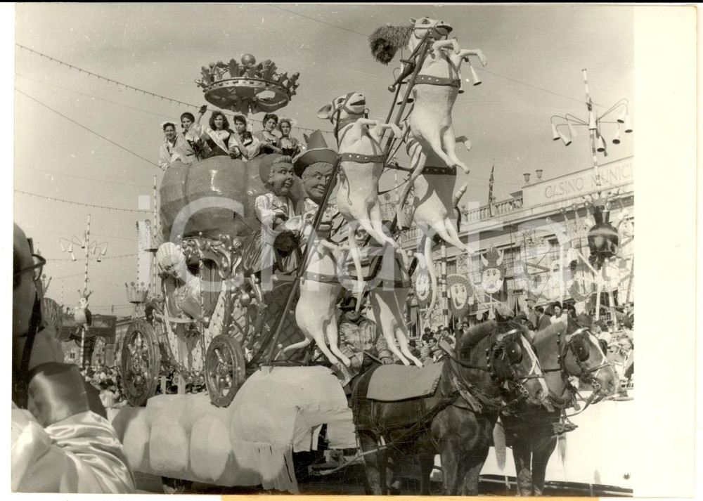 1960 NICE CARNAVAL du Centenaire - Passage du char des Reines - Photo 18x13 cm Fotografia d'epoca, con didascalia coeva al verso. CONDIZIONI: POOR (piegatura al margine inferiore)     originale e autentica 1