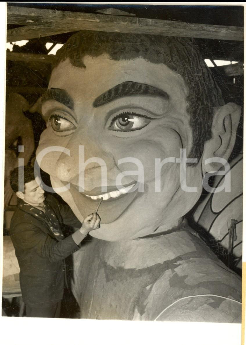 1957 NICE CARNAVAL Decoratore ritocca la testa di una maschera di cartapesta Fotografia d'epoca, con didascalia coeva. CONDIZIONI: GFORMATO: 10x15 cm     originale e autentica 1