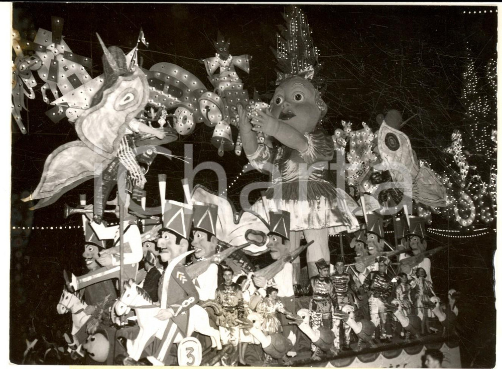 Fotografia d epoca originale 1954 NICE CARNAVAL  Immense poupÃ©e sur un char garni de soldats de plomb Photo 1