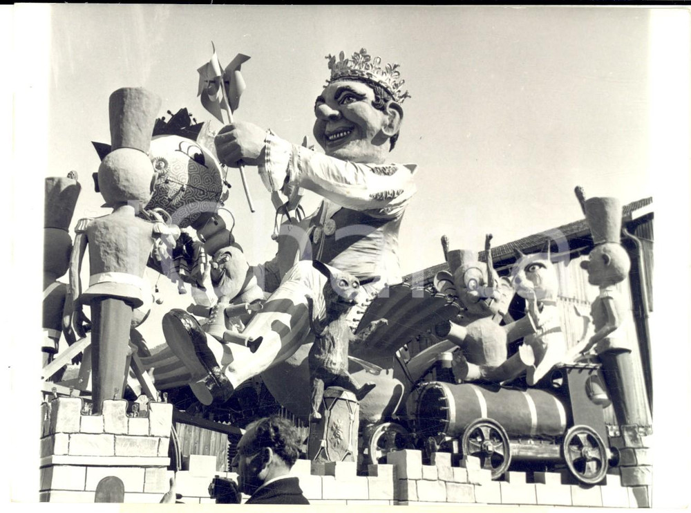 1954 NICE Le char de Sa MajestÃ© le CARNAVAL roi des jouets - Photo 17x12 Fotografia d'epoca, con didascalia coeva. CONDIZIONI: G (ma lieve sovraimpressione) FORMATO: 17x12 cm    originale e autentica 1