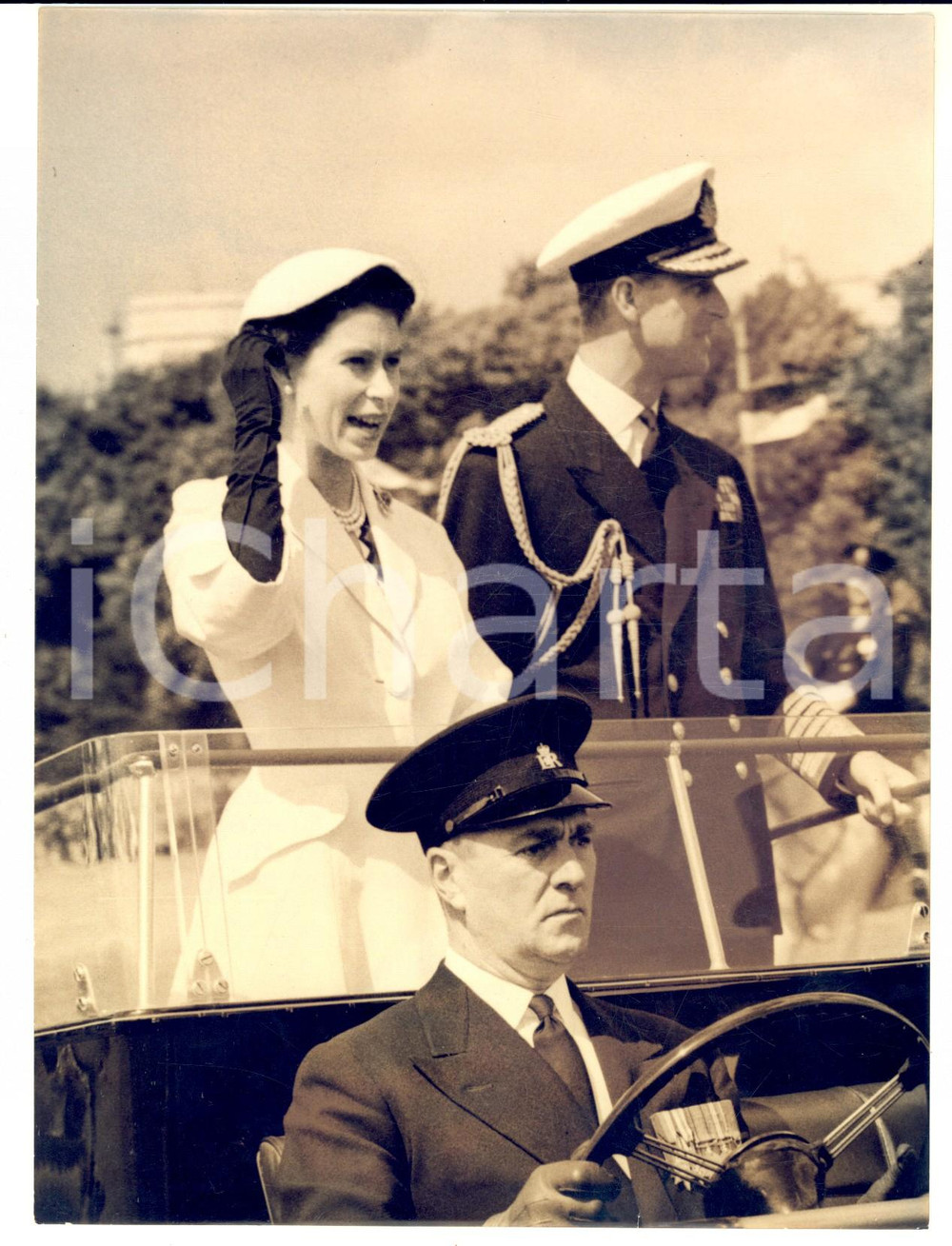 1954 LONDON HYDE PARK Queen Elizabeth inspects members of police *Photo  Fotografia d'epoca con didascalia coeva al verso.  CONDIZIONI: G (ma lieve sovraimpressione) FORMATO: 15x20 cm     originale e autentica 1