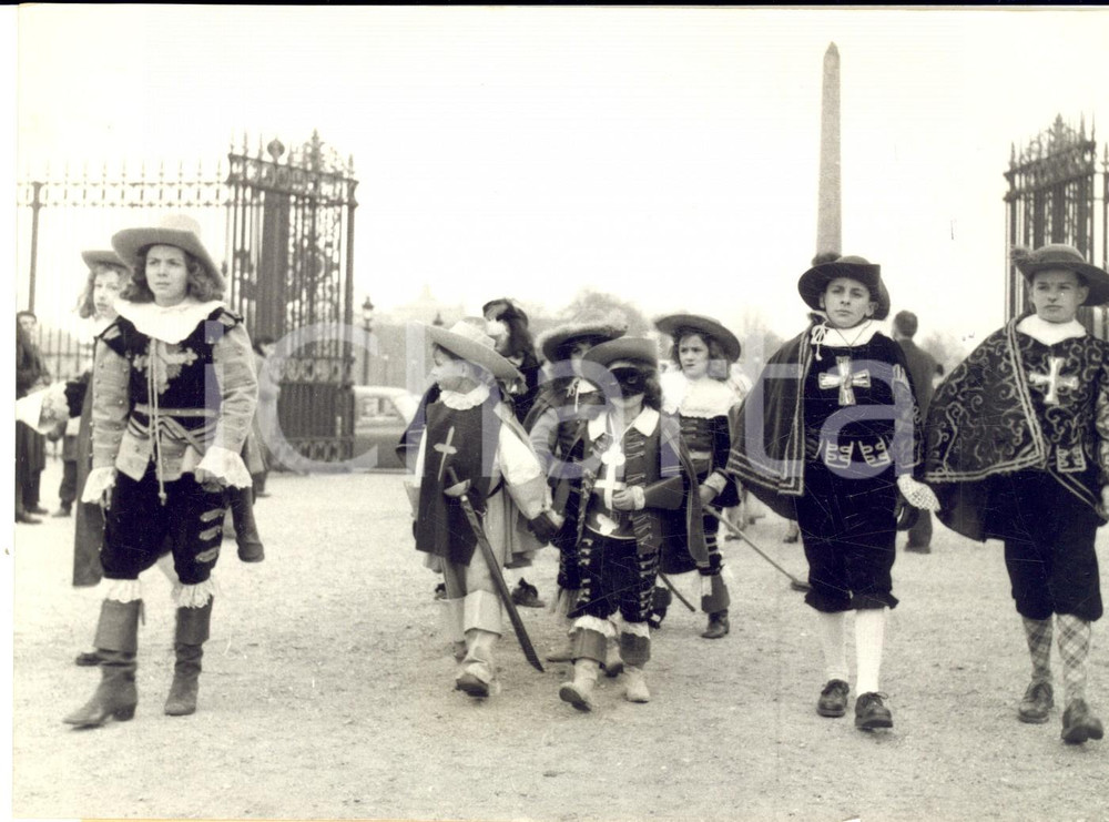 1953 PARIS Jardin des Tuileries - Mi-CarÃªme - Groupe de petits mousquetaires Fotografia d'epoca, con didascalia coeva. CONDIZIONI: POOR (piegatura al lato destro e piccolo taglio)FORMATO: 18x13 cm    originale e autentica 1