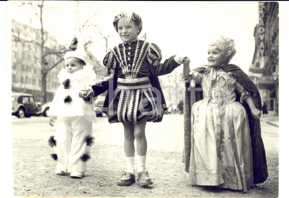 1953 PARIS Jardin des Tuileries - Mi-CarÃªme - Enfants masquÃ©s *Photo 18x13 Fotografia d'epoca, con didascalia coeva. CONDIZIONI: G (ma lieve piegatura all'angolo superiore sinistro)FORMATO: 18x13 cm    originale e autentica 1