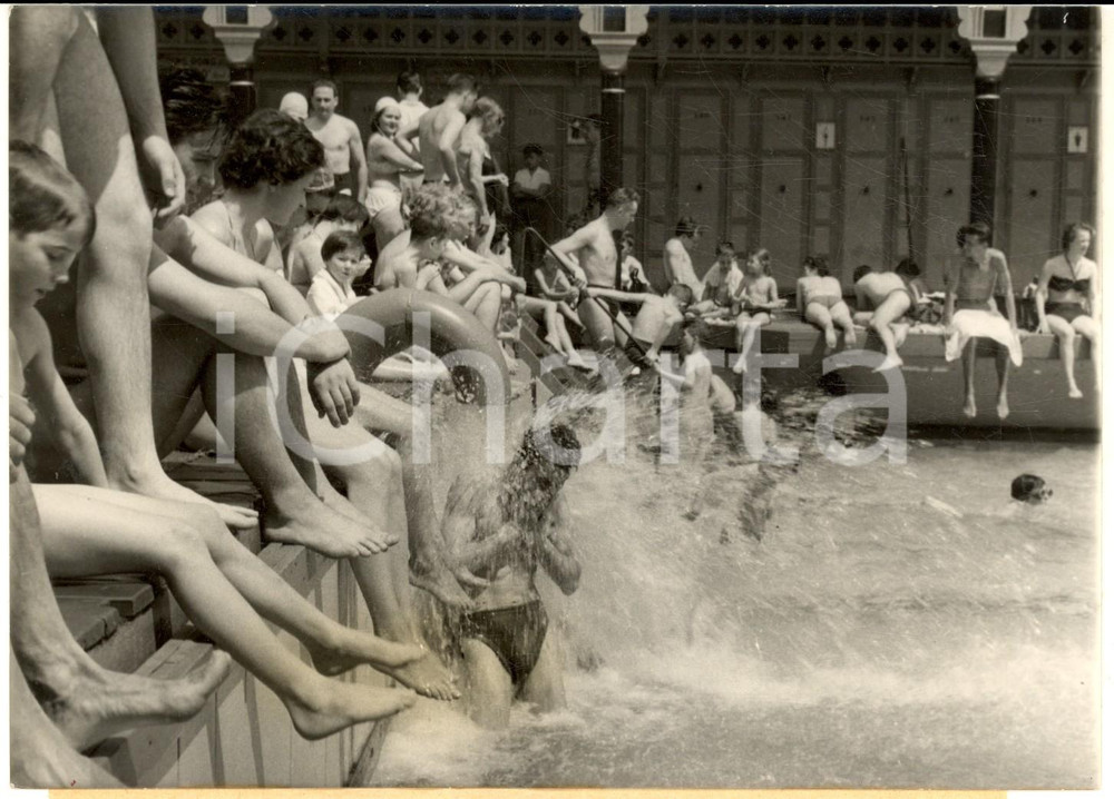 1953 PARIS Pentecoste calda - Le piscine della Senna invase dai bagnanti *Foto Fotografia d'epoca, con didascalia coeva al verso. CONDIZIONI: G (ma lievi ondulazioni)FORMATO: 18x13 cm    originale e autentica 1