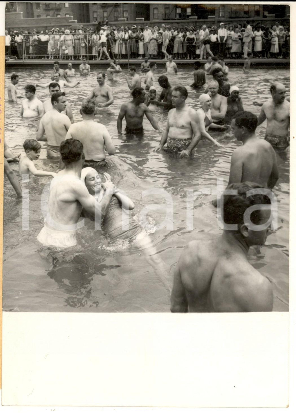 1953 NEW YORK Testimoni di Geova durante la cerimonia del Battesimo *Foto Fotografia d'epoca, con didascalia coeva al verso. CONDIZIONI: G (ma lievi ondulazioni)FORMATO: 13x18 cm    originale e autentica 1
