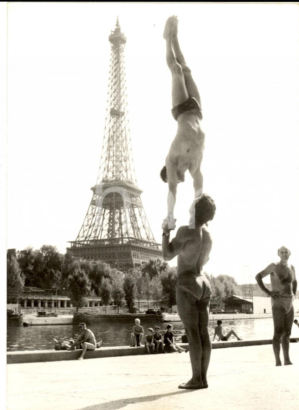 Agosto 1955 PARIS Spiagge improvvisate lungo la Senna - Foto ARTISTICA 13x18 Fotografia d'epoca, con didascalia coeva. CONDIZIONI: G FORMATO: 13x18 cm    originale e autentica 1