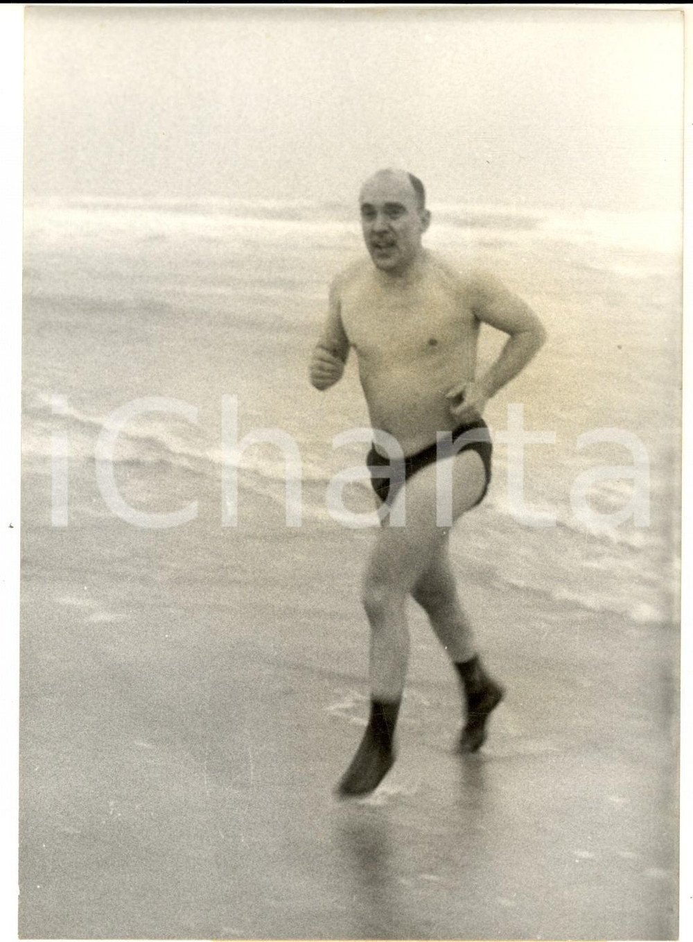 Gennaio 1963 SANGATTE Yves KUNZ bagnante coraggioso nell'oceano gelato - Foto Fotografia d'epoca, con didascalia coeva al verso. CONDIZIONI: G (ma lieve alone)FORMATO: 13x18 cm    originale e autentica 1