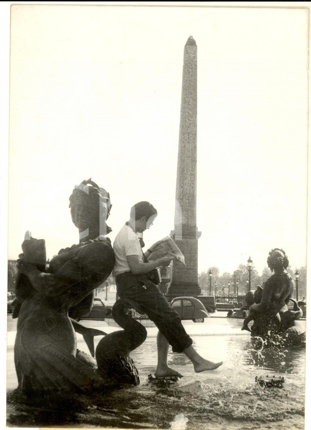 Luglio 1957 PARIS Place de la Concorde - Turista cerca refrigerio nella fontana Fotografia d'epoca, con didascalia coeva. CONDIZIONI: G FORMATO: 13x18 cm    originale e autentica 1