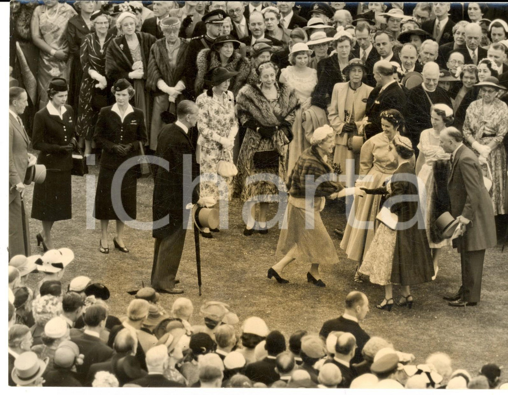 1954 LONDON Buckingham Palace - Queen Elizabeth at the Garden Party *Photo  Fotografia d'epoca con didascalia coeva al verso.  CONDIZIONI: G (ma lieve alone)FORMATO: 20x15 cm     originale e autentica 1