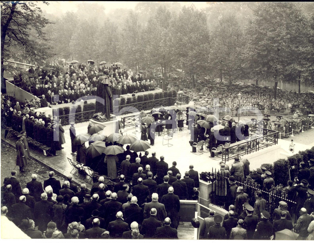 1955 LONDON Carlton Gardens - Statue of George VI unveiled *Photo 15x20 cm Fotografia d'epoca con didascalia coeva al verso.  CONDIZIONI: G FORMATO: 20x15 cm     originale e autentica 1
