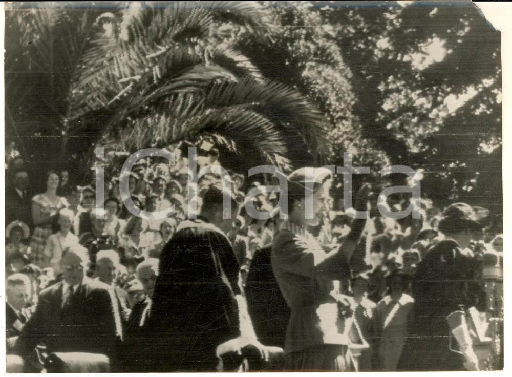 1954 NELSON (NEW ZEALAND) - Queen Elizabeth during the Royal Tour - Photo Fotografia d'epoca con didascalia coeva al verso.  CONDIZIONI: FAIR (mancanza all'angolo superiore destro)FORMATO: 20x15 cm     originale e autentica 1
