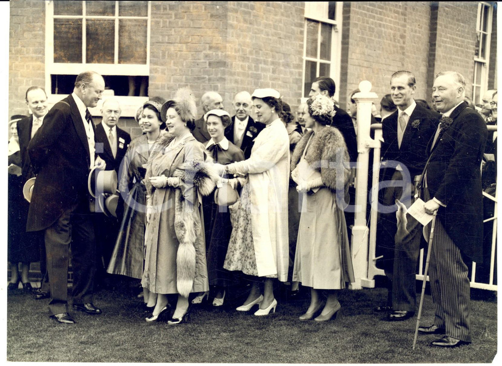 1953 ROYAL ASCOT - Queen's congratulations for trainer BOYD-ROCHFORT *Photo Fotografia d'epoca con didascalia coeva al verso. CONDIZIONI: G (ma lieve sovraimpressione)FORMATO: 20x15 cm     originale e autentica 1