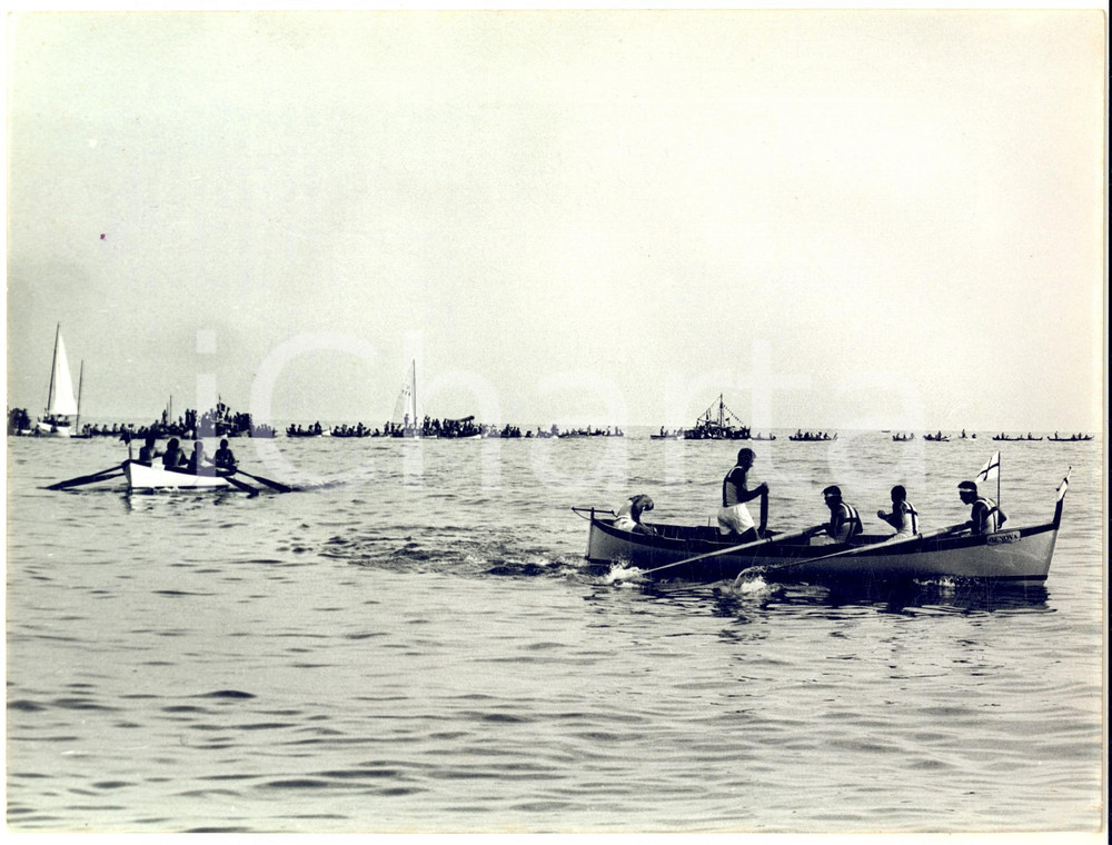 1955 GENOVA Regata Repubbliche Marinare - Passaggio equipaggio Genova *Foto Fotografia d'epoca con didascalia coeva al verso.  CONDIZIONI: G  FORMATO: 24x18 cm    originale e autentica 1