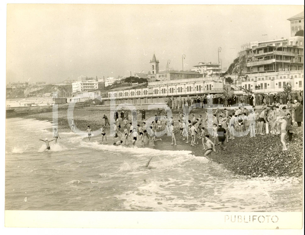 1955 ca GENOVA Cimento invernale - Giovani bagnanti si gettano in mare - Foto Fotografia d'epoca con didascalia coeva al verso.  CONDIZIONI: G (ma lieve sovraimpressione al margine inferiore) FORMATO: 24x18 cm    originale e autentica 1