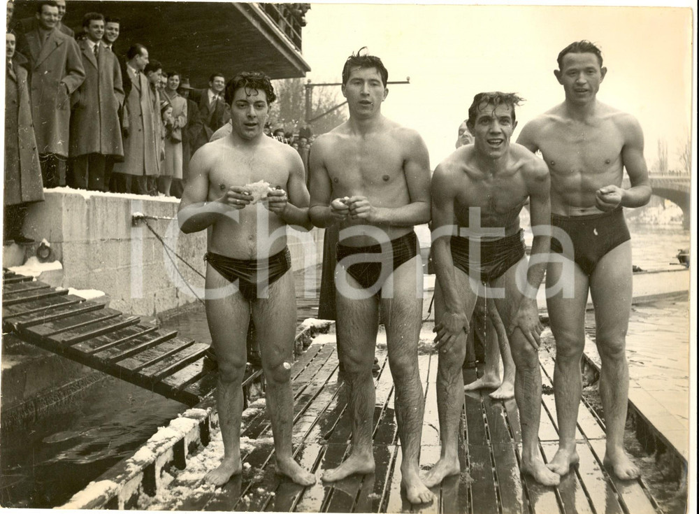 Gennaio 1954 TORINO Tuffo nel Po a -7Â° - Bagnanti dopo la prova - Foto 24x18 cm Fotografia d'epoca con didascalia coeva al verso.  CONDIZIONI: FAIR (lieve ondulazione al margine superiore e sovraimpressione circolare) FORMATO: 24x18 cm     originale e autentica 1