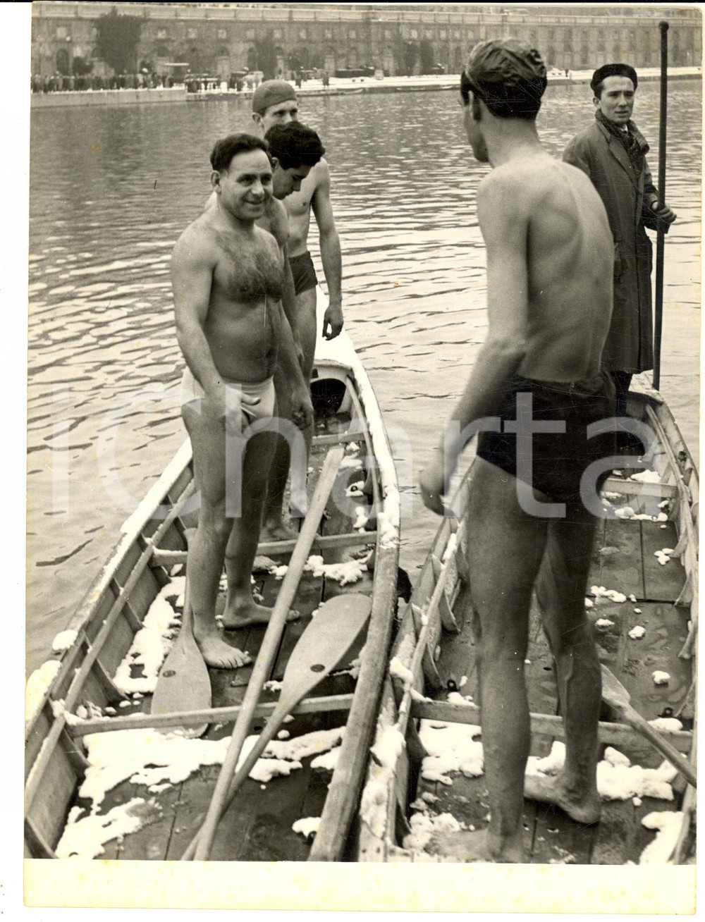 Gennaio 1954 TORINO Tuffo nel Po a -7Â° - Bagnanti sulle canoe - Foto 18x24 cm Fotografia d'epoca con didascalia coeva al verso.  CONDIZIONI: G (ma minima piegatura al margine superiore) FORMATO: 18x24 cm    originale e autentica 1