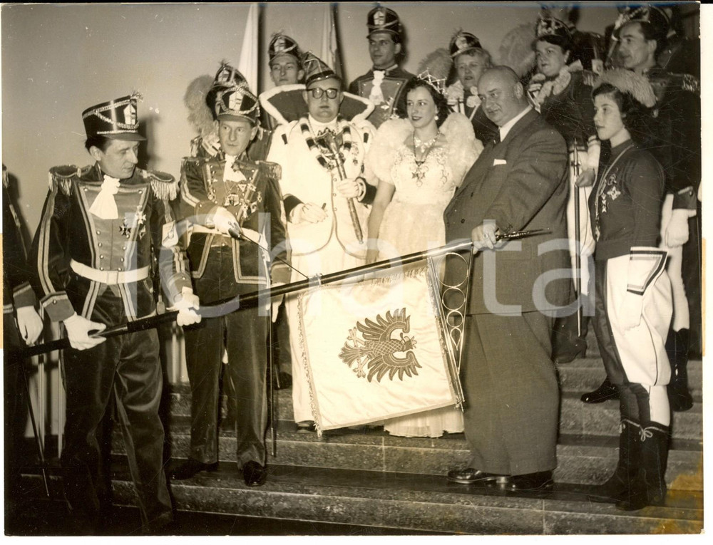 1954 FRANKFURT AM MEIN Il sindaco Walter KOLB dÃ  il via al Carnevale - Foto Fotografia d'epoca con didascalia coeva al verso.  CONDIZIONI: G (ma  sovraimpressione circolare) FORMATO: 20x15 cm    originale e autentica 1
