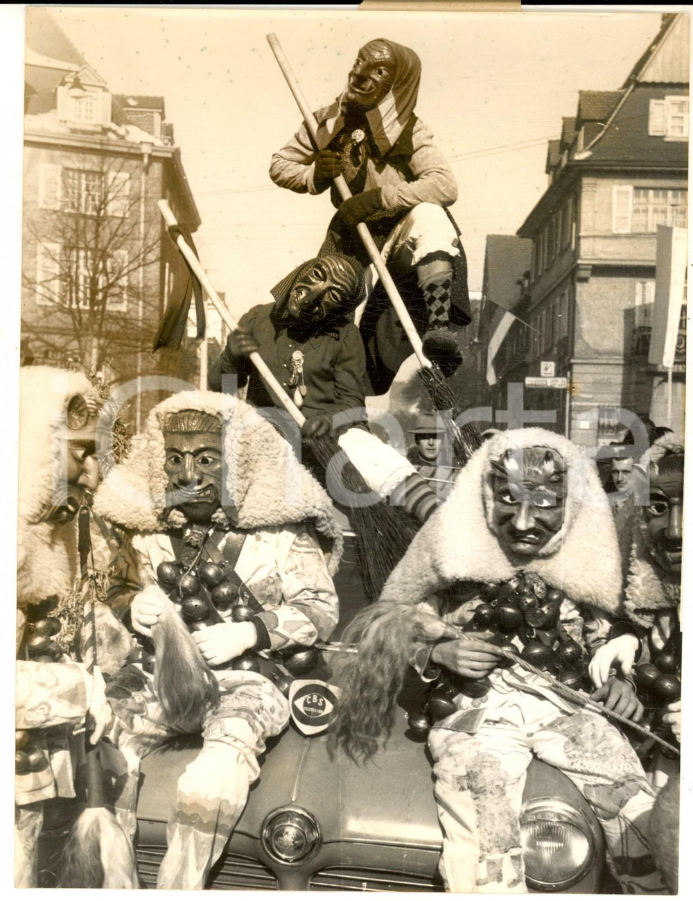 1954 DONAUESCHINGEN (D) Carnevale - Le streghe in processione - Foto 15x20 cm Fotografia d'epoca con didascalia coeva al verso.  CONDIZIONI: FAIR (alone e lieve sovraimpressione)      originale e autentica 1