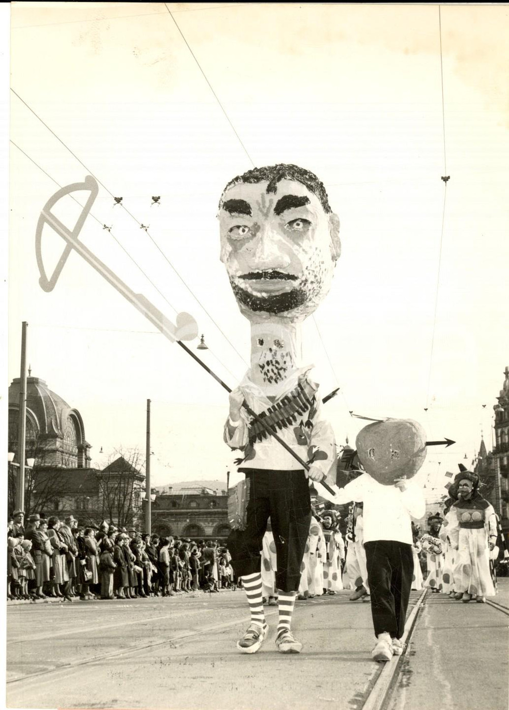 1954 LUCERNA - CARNEVALE - Passaggio della maschera di Guglielmo Tell - Foto Fotografia d'epoca con didascalia coeva.  CONDIZIONI: G (ma lieve sovraimpressione) FORMATO: 13x18 cm    originale e autentica 1
