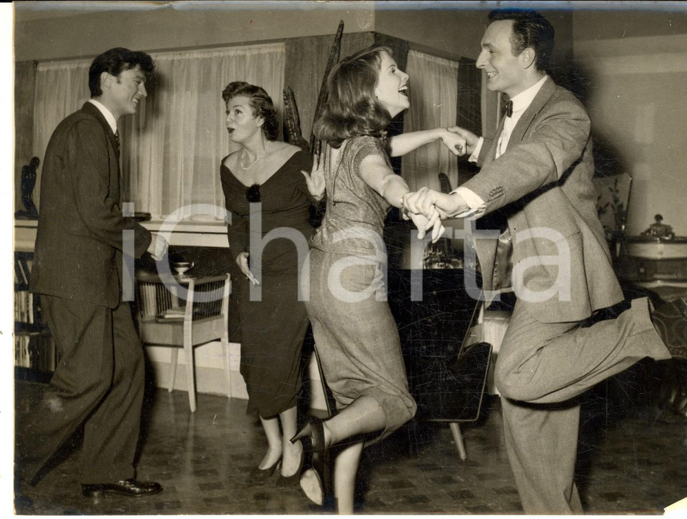 1954 CINEMA "I am a camera" Shelley WINTERS Laurence HARVEY Julie HARRIS Photo Fotografia d'epoca con didascalia coeva al verso. CONDIZIONI: G (ma piegature al margine inferiore)FORMATO: 20x15 cm     originale e autentica 1