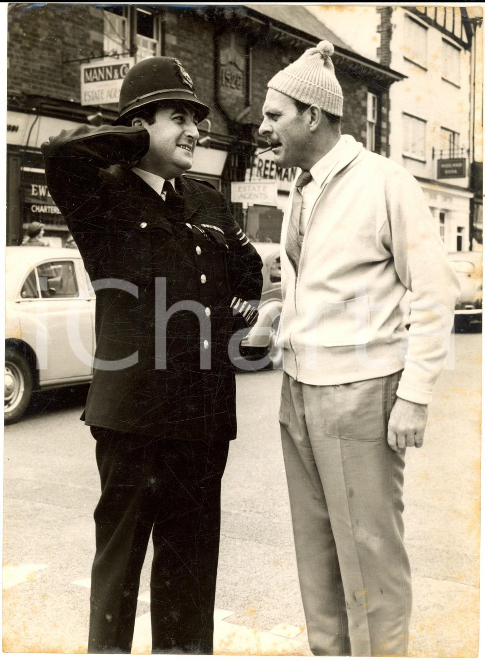 1957 CINEMA "The naked truth" TERRY-THOMAS and Peter SELLERS *Photo 15x20 cm Fotografia d'epoca con didascalia coeva al verso. CONDIZIONI: G (ma ingiallimenti al margine inferiore)FORMATO: 15x20 cm     originale e autentica 1