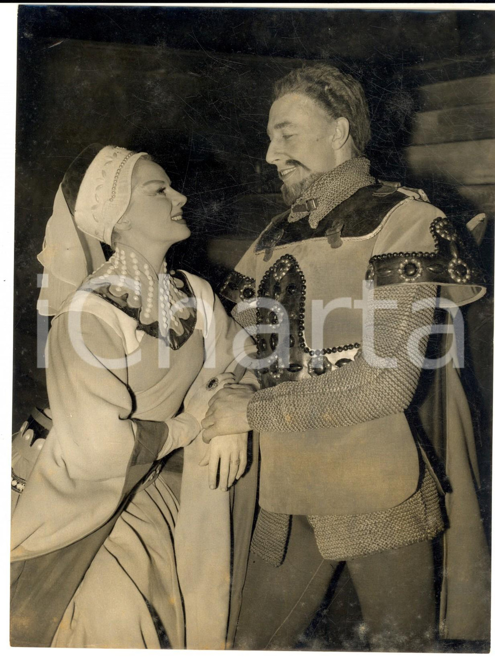 1955 LONDON OLD VIC Ann TODD and John NEVILLE playing "Henry IV" *Photo Fotografia d'epoca con didascalia coeva al verso. CONDIZIONI: FAIR (macchie al margine inferiore e lieve piegatura all'angolo superiore sinistro)FORMATO: 15x20 cm     originale e autentica 1