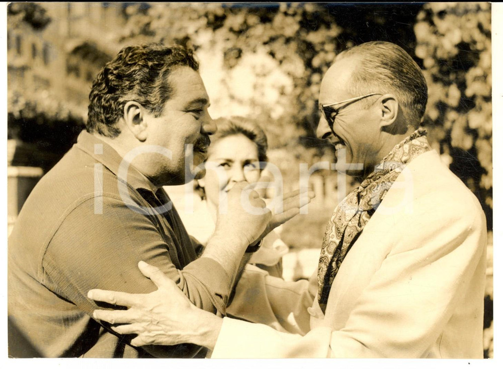 1957 VENEZIA Mostra del Cinema - Folco LULLI Lea PADOVANI RenÃ© CLAIR *Foto Fotografia d'epoca con didascalia coeva al verso.  CONDIZIONI: FAIR (lievi sovraimpressioni) FORMATO: 18x13 cm    originale e autentica 1