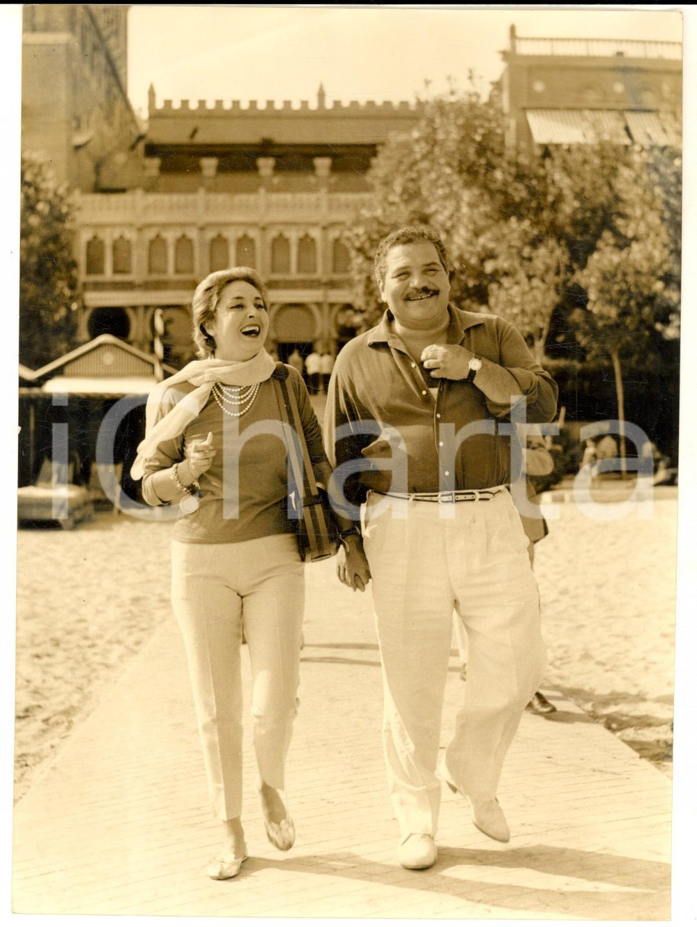 1957 VENEZIA Mostra del Cinema - Folco LULLI e Lea PADOVANI *Foto 13x18 Fotografia d'epoca con didascalia coeva al verso.  CONDIZIONI: G FORMATO: 13x18 cm    originale e autentica 1