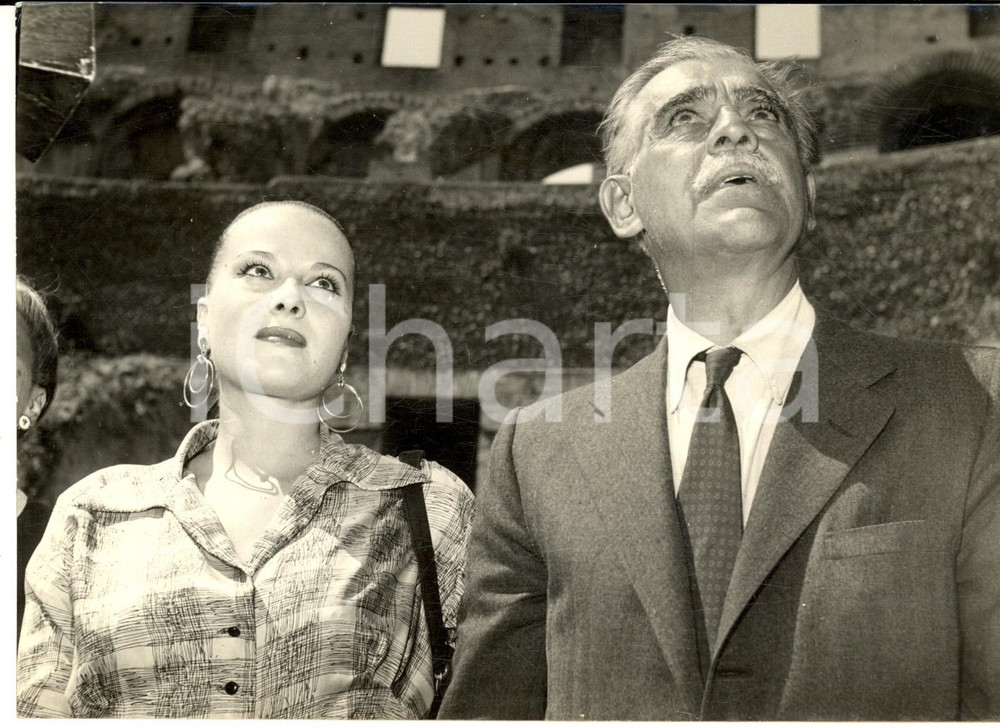 1953 ROMA Boris KARLOFF e Franca MARZI in visita alla cittÃ  *Foto 18x13 Fotografia d'epoca con didascalia coeva al verso.  CONDIZIONI: G (ma lievi graffi) CONDIZIONI: 18x13 cm    originale e autentica 1