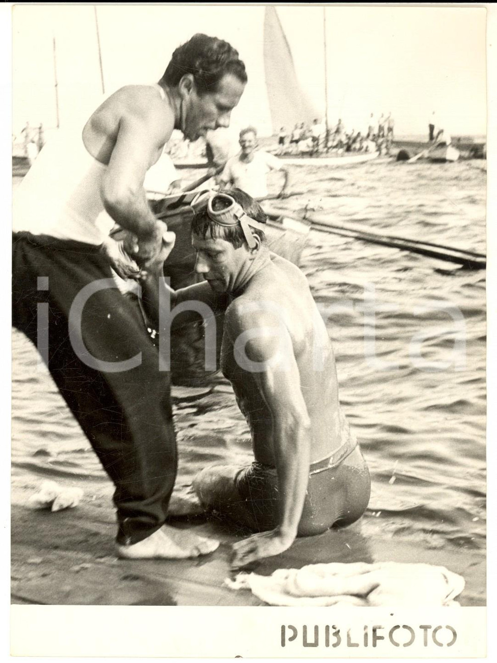 1955 Traversata CAPRI-NAPOLI Il vincitore Alfredo CAMARERO *Foto 13x18 cm Fotografia d'epoca con didascalia coeva al verso.  CONDIZIONI: G (ma lieve alone e sovraimpressione circolare) FORMATO: 13x18 cm    originale e autentica 1
