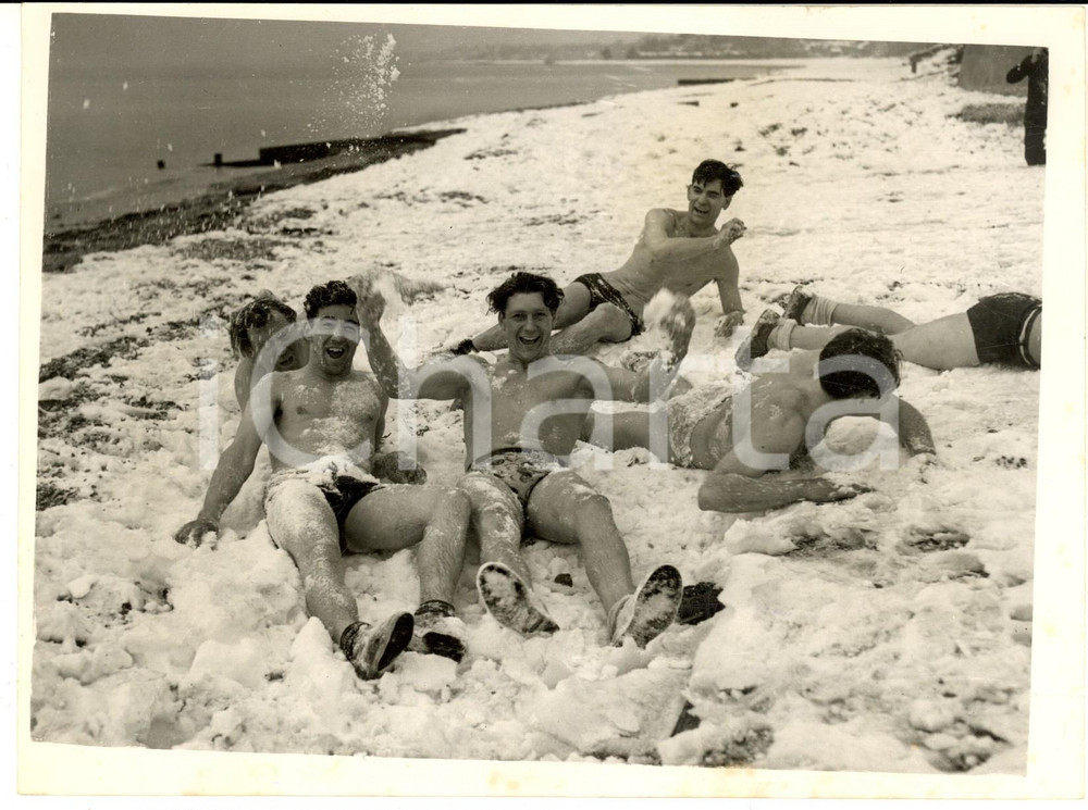 1954 LEE-ON-THE-SOLENT Men of the Fleet Air Arm in the snow on the beach *Photo Fotografia d'epoca con didascalia coeva al verso.  CONDIZIONI: FAIR (piegature al lato destro) FORMATO: 20x15 cm    originale e autentica 1