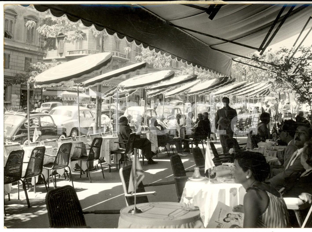 1956 ROMA Via VENETO - Ombrelloni nei bar in estate *Foto ARTISTICA 18x13 Fotografia d'epoca con didascalia coeva al verso.  CONDIZIONI: G  FORMATO: 18x13 cm    originale e autentica 1