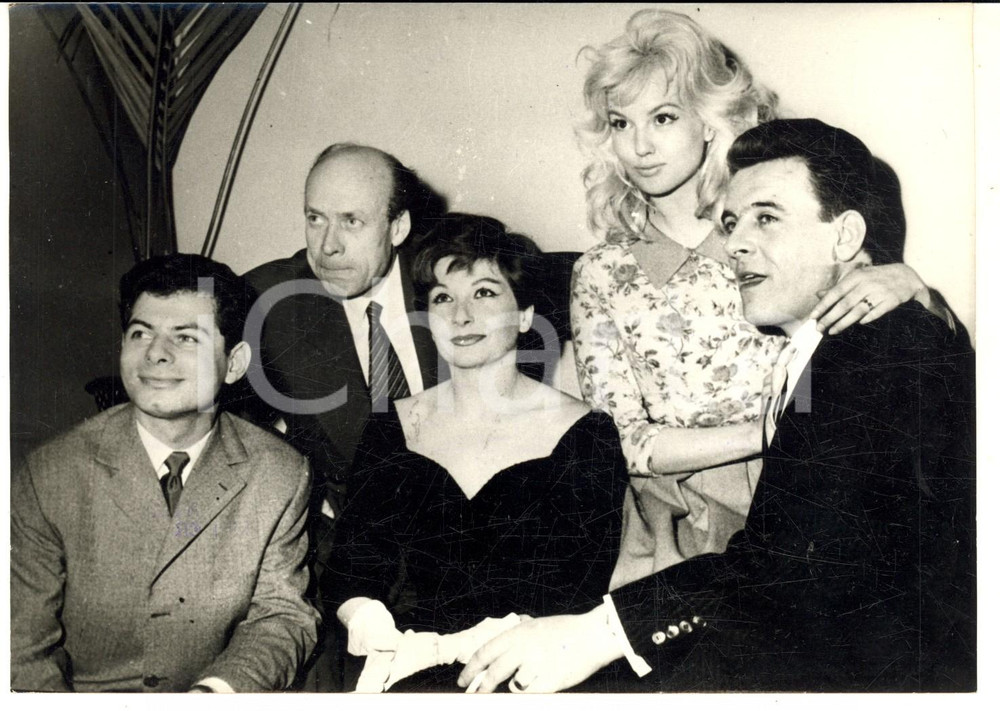 1959 CINEMA "Normandie-Niemen" Daniel DARES Zizi JEANMAIRE MylÃ¨ne DEMONGEOT Fotografia d'epoca con didascalia coeva al verso. CONDIZIONI: G FORMATO: 18x13 cm    originale e autentica 1