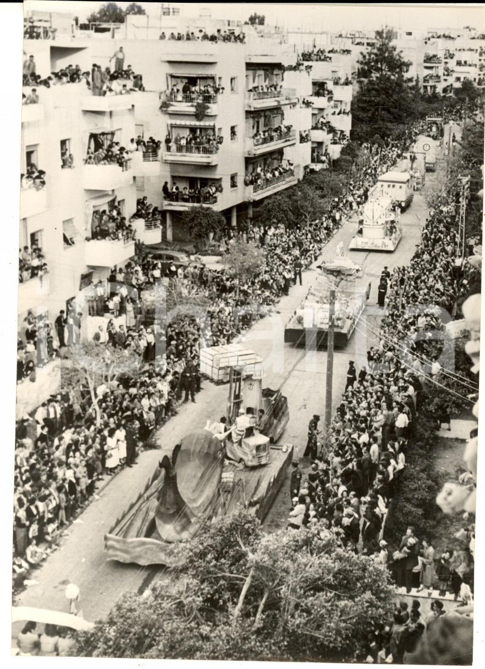 1957 TEL AVIV Carnevale ebraico - La fastosa sfilata allegorica *Foto 13x18 Fotografia d'epoca con didascalia coeva al verso.  CONDIZIONI: G  FORMATO: 13x18 cm    originale e autentica 1