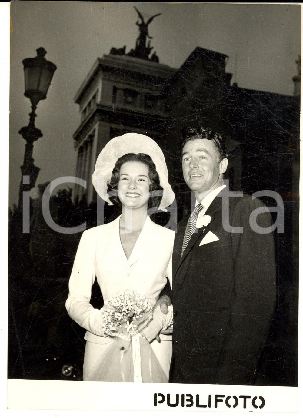 1954 ROMA Nozze degli attori Lyla ROCCO e Steve BARCLAY *Foto 13x18 cm Fotografia d'epoca con didascalia coeva al verso.  CONDIZIONI: G (ma lievi sovraimpressioni) FORMATO: 13x18 cm    originale e autentica 1