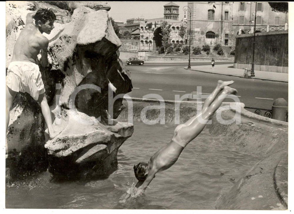 1956 ROMA Nuotata clandestina di ragazzi in una fontana *Foto ARTISTICA 18x13 cm Fotografia d'epoca.  CONDIZIONI: G    originale e autentica 1