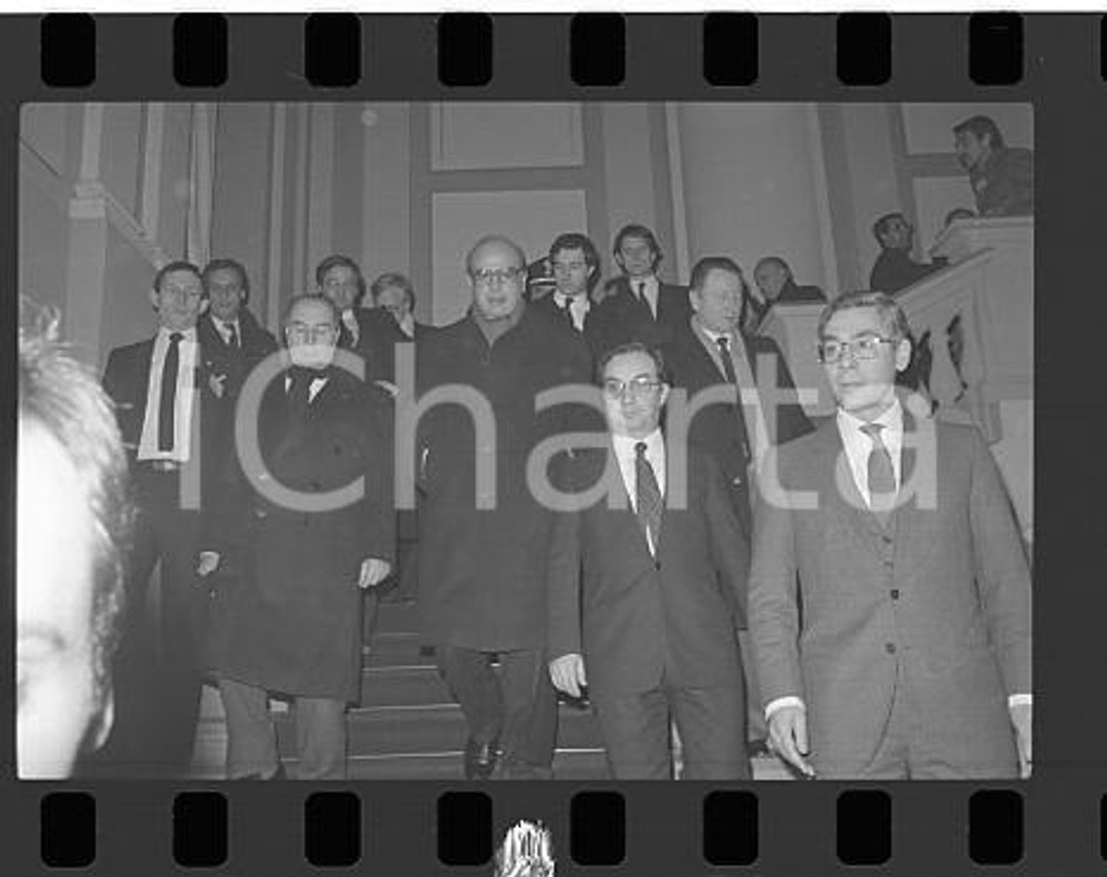 1984 MONZA Francois MITTERAND Bettino CRAXI Al summit 7 NEGATIVO ORIGINALE Fotografie realizzate a Palazzo Reale con Carlo TOGNOLI.Negativo originale in bianco e nero (su pellicola), in formato 35mm CONDIZIONI: FAIRE' severamente vietata la riproduzione. Tutti i diritti sono riservati. ICharta mette in vendita, sul negozio eBay e in esclusiva sul sito "icharta" il proprio archivio composto da numerose diapositive e negativi fotografici d'epoca, tutti originali e autentici, che attraversano la storia del costume italiano tra gli la fine degli anni Sessanta e Novanta.Si tratta di uno sguardo inedito sull'attualità, la politica, la vita quotidiana, il gossip e la cultura, che fotografa il cambiamento della nazione in quest'ultimo scorcio del XX secolo. Un'occasione unica per il mercato del collezionismo, che vede finalmente disponibile un archivio eccezionale per vastità, tematiche e condizioni, in un settore (il negativo fotografico e la diapositiva) di assoluta novità e dalle interessanti prospettive di investimento. FAIR/discreto   originale e autentica 1