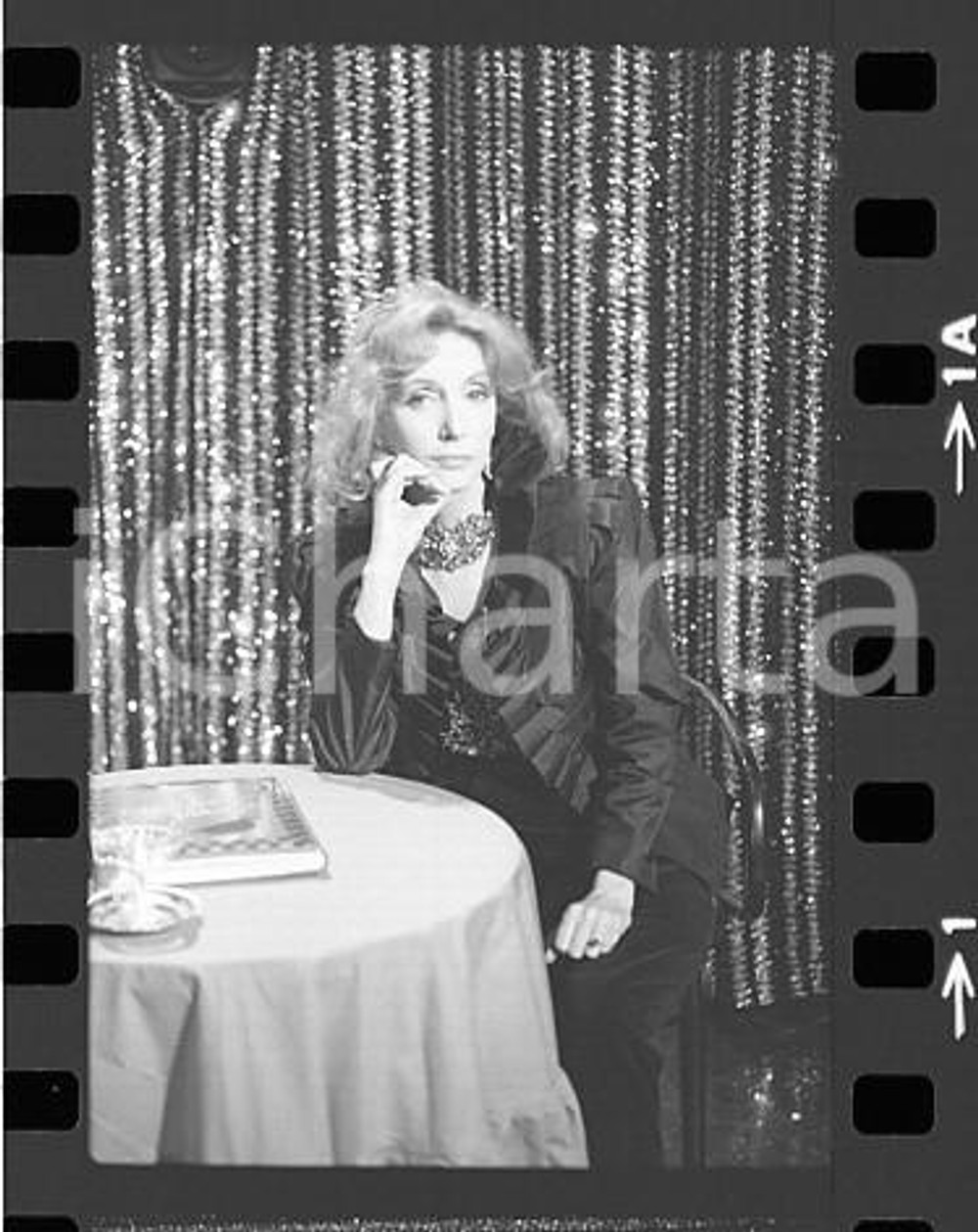 35mm NEGATIVO ORIGINALE ^1984 TV IL CAPPELLO SULLE VENTITRÈ Marina MALFATTI (2) Negativo originale in bianco e nero (su pellicola), in formato 35mm CONDIZIONI:  GOODE' severamente vietata la riproduzione. Tutti i diritti sono riservati. ICharta mette in vendita, sul negozio eBay e in esclusiva sul sito "icharta" il proprio archivio composto da numerose diapositive e negativi fotografici d'epoca, tutti originali e autentici, che attraversano la storia del costume italiano tra gli la fine degli anni Sessanta e Novanta.Si tratta di uno sguardo inedito sull'attualit&agrave;, la politica, la vita quotidiana, il gossip e la cultura, che fotografa il cambiamento della nazione in quest'ultimo scorcio del XX secolo. Un'occasione unica per il mercato del collezionismo, che vede finalmente disponibile un archivio eccezionale per vastit&agrave;, tematiche e condizioni, in un settore (il negativo fotografico e la diapositiva) di assoluta novit&agrave; e dalle interessanti prospettive di investimento.  originale e autentica 1