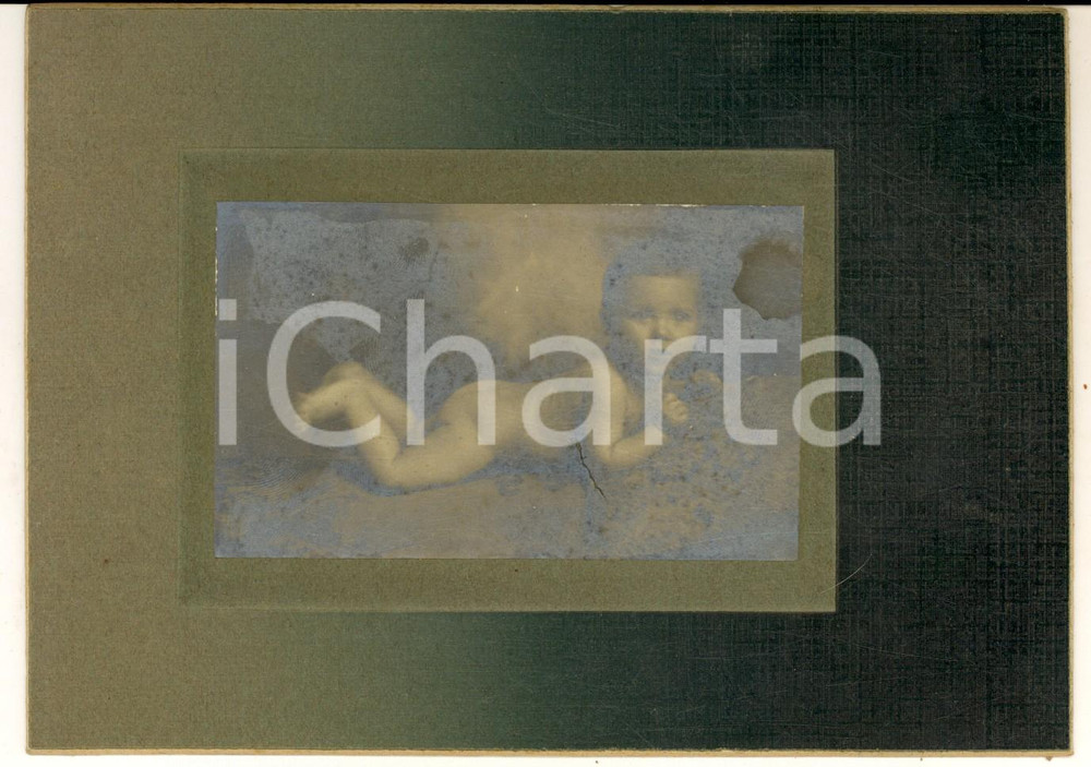 1910 ca ITALIA Ritratto di bambino di pochi mesi disteso ^Foto VINTAGE 17x12 cm Fotografia d'epoca, su cartoncino rigido. CONDIZIONI: G   originale e autentica 1