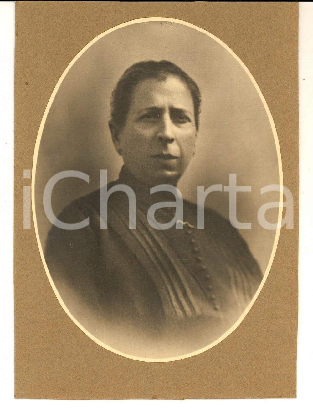 1920 ca NIZZA MONFERRATO Ritratto di donna in abito scuro *Foto VINTAGE 12x18 cm Fotografia d'epoca, su cartoncino morbido. CONDIZIONI: G     originale e autentica 1