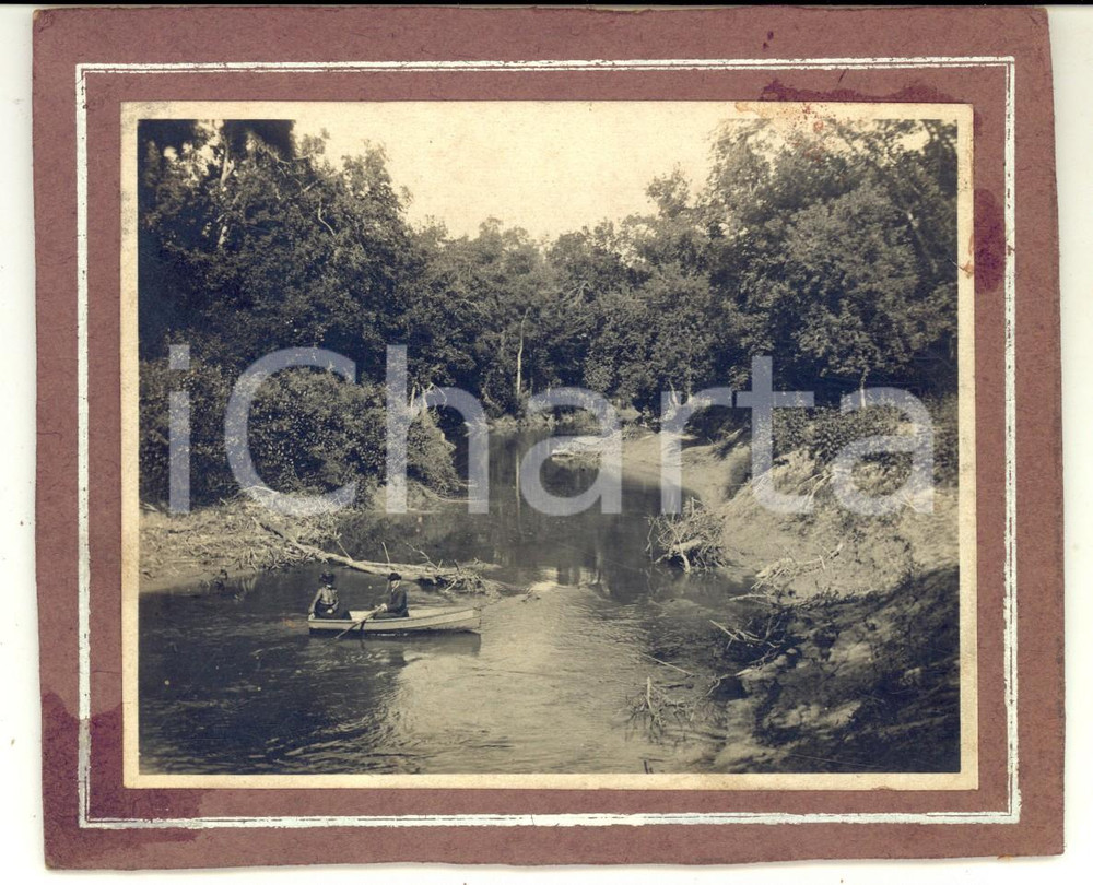 1910 ca ITALIA Coppia in canoa in un fiume nel bosco - Foto VINTAGE 15x12 cm Fotografia d'epoca, su cartoncino rigido. CONDIZIONI: G (ma macchie lievi di colla ai margini)     originale e autentica 1