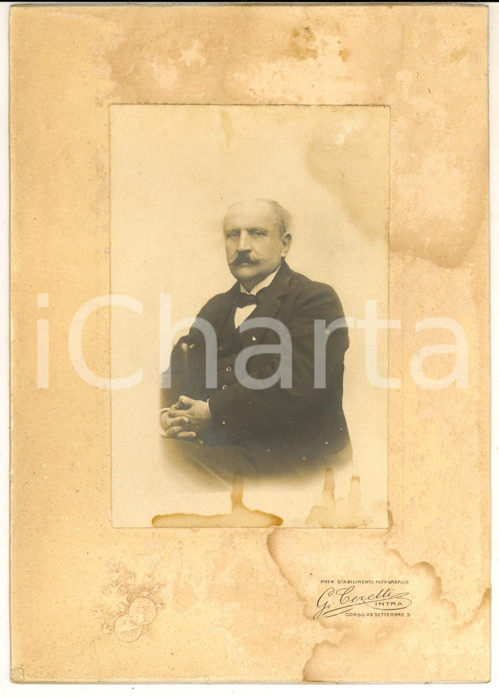 1910 ca VERBANIA INTRA Ritratto maschile seduto *Foto CERETTI DANNEGGIATA 17x24
