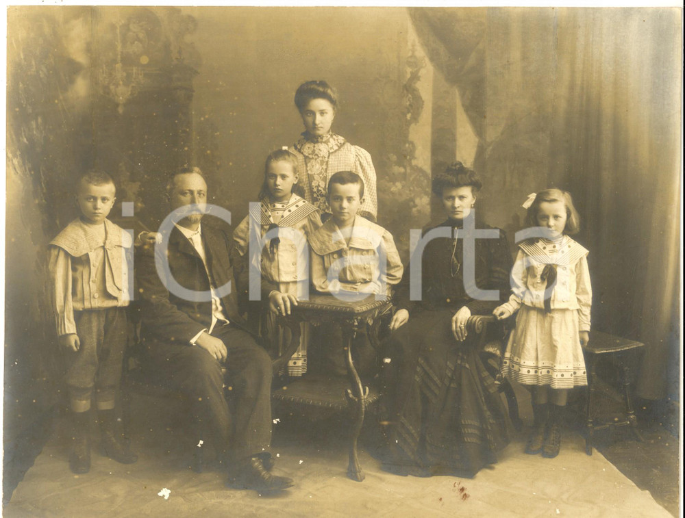 1900 ca ITALIA Ritratto di una coppia con i figli e la governante - Foto 24x18 Fotografia d'epoca. CONDIZIONI: FAIR (piccole abrasioni superficiali)    originale e autentica 1