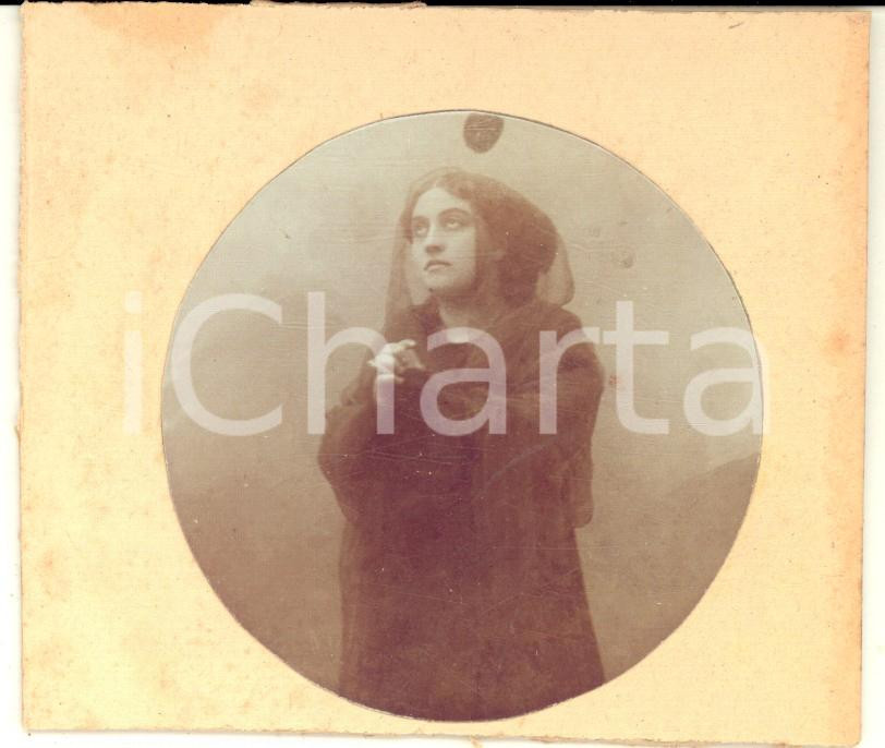 1910 ca ITALIA Ritratto di donna velata in preghiera - Foto ARTISTICA 10x8 cm