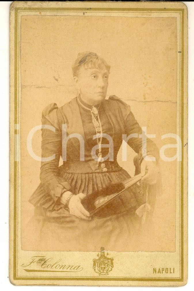 1890 ca NAPOLI Ritratto di donna con ventaglio *Foto F.lli COLONNA DANNEGGIATA