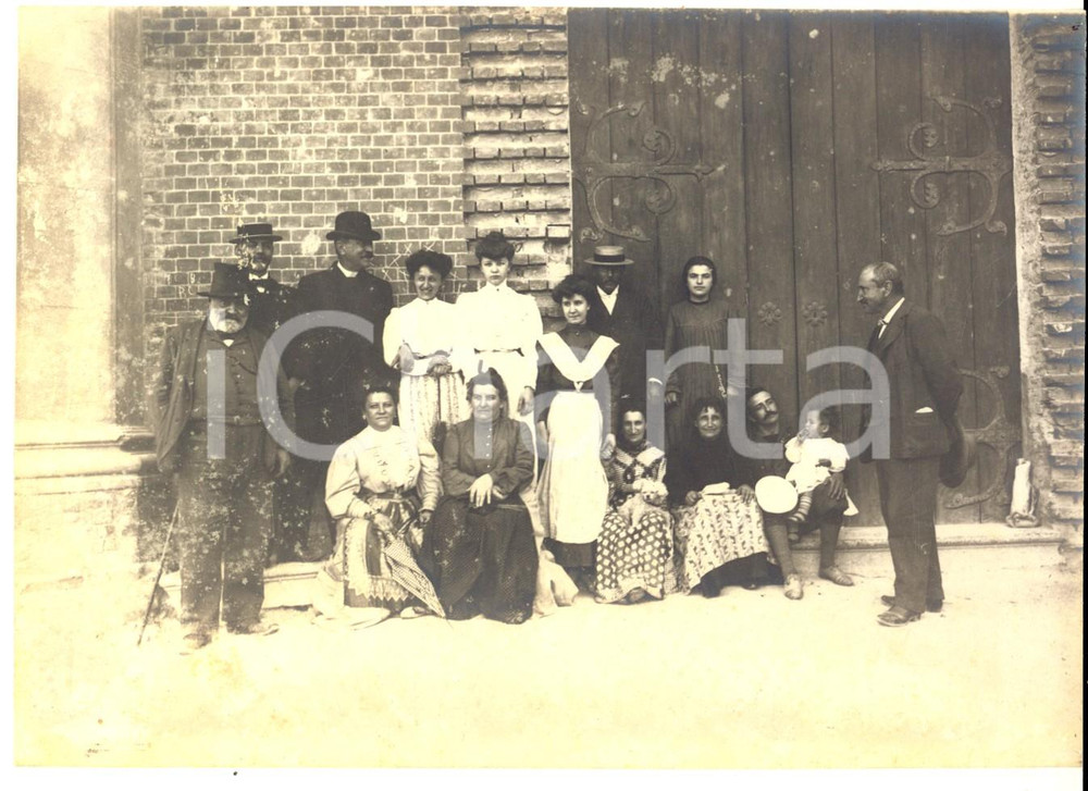 1900 ca ITALIA Ritratto di famiglia presso antico edificio - Foto VINTAGE 17x12 Fotografia d'epoca. CONDIZIONI: FAIR (lievi danni da umidit&agrave;)FORMATO: 17x12 cm    originale e autentica 1