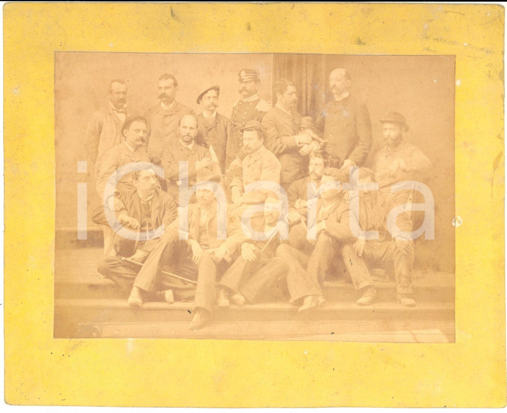1900 ca ITALIA Gruppo di uomini con ufficiale su scalinata *Foto VINTAGE 20x16 Fotografia d'epoca, su cartoncino morbido. CONDIZIONI: FAIR (lieve scollamento)FORMATO: 14x22 cm    originale e autentica 1